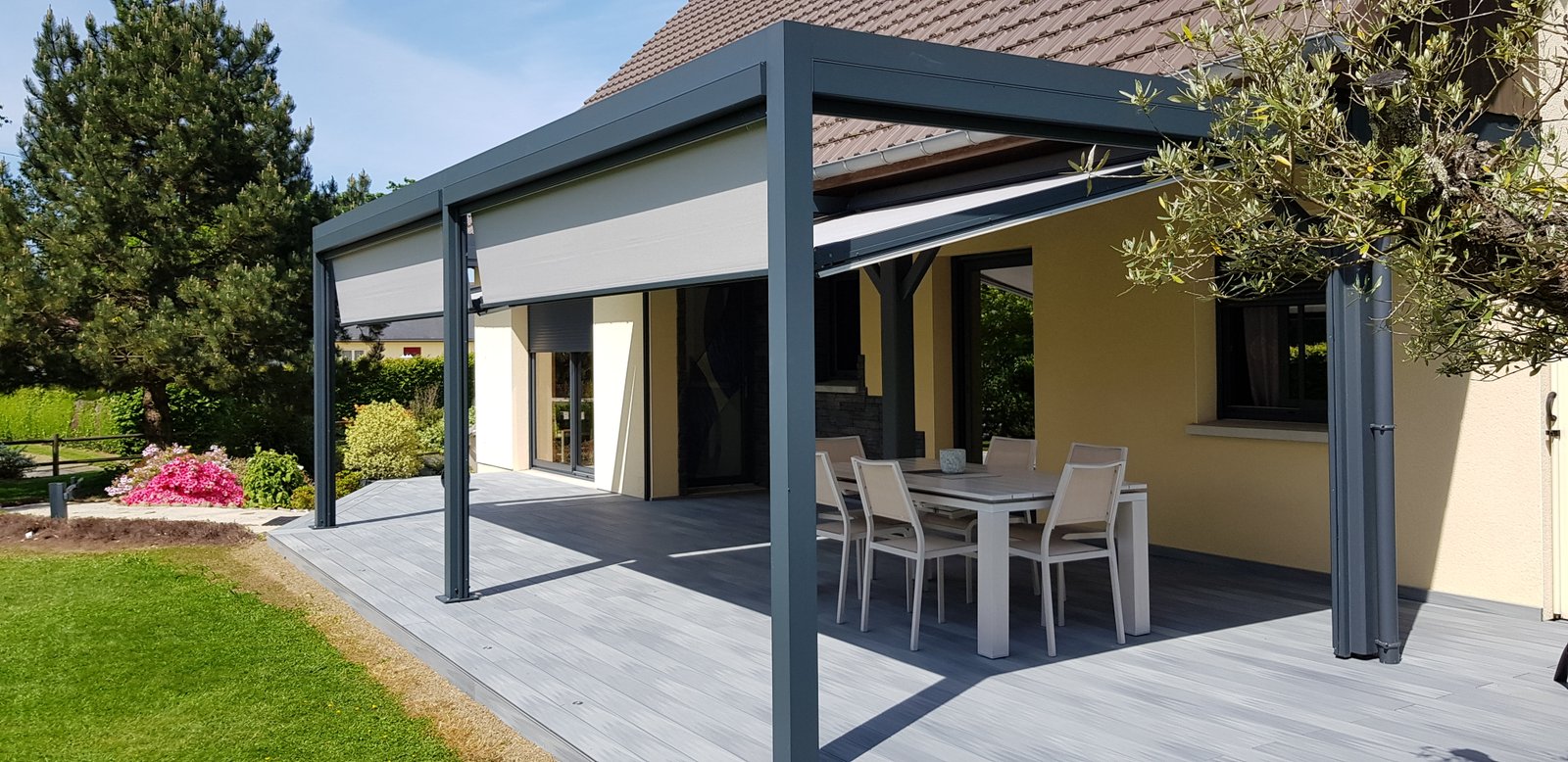 Pergola bioclimatique aluminium terrasse bois — LG ALU Menuiserie