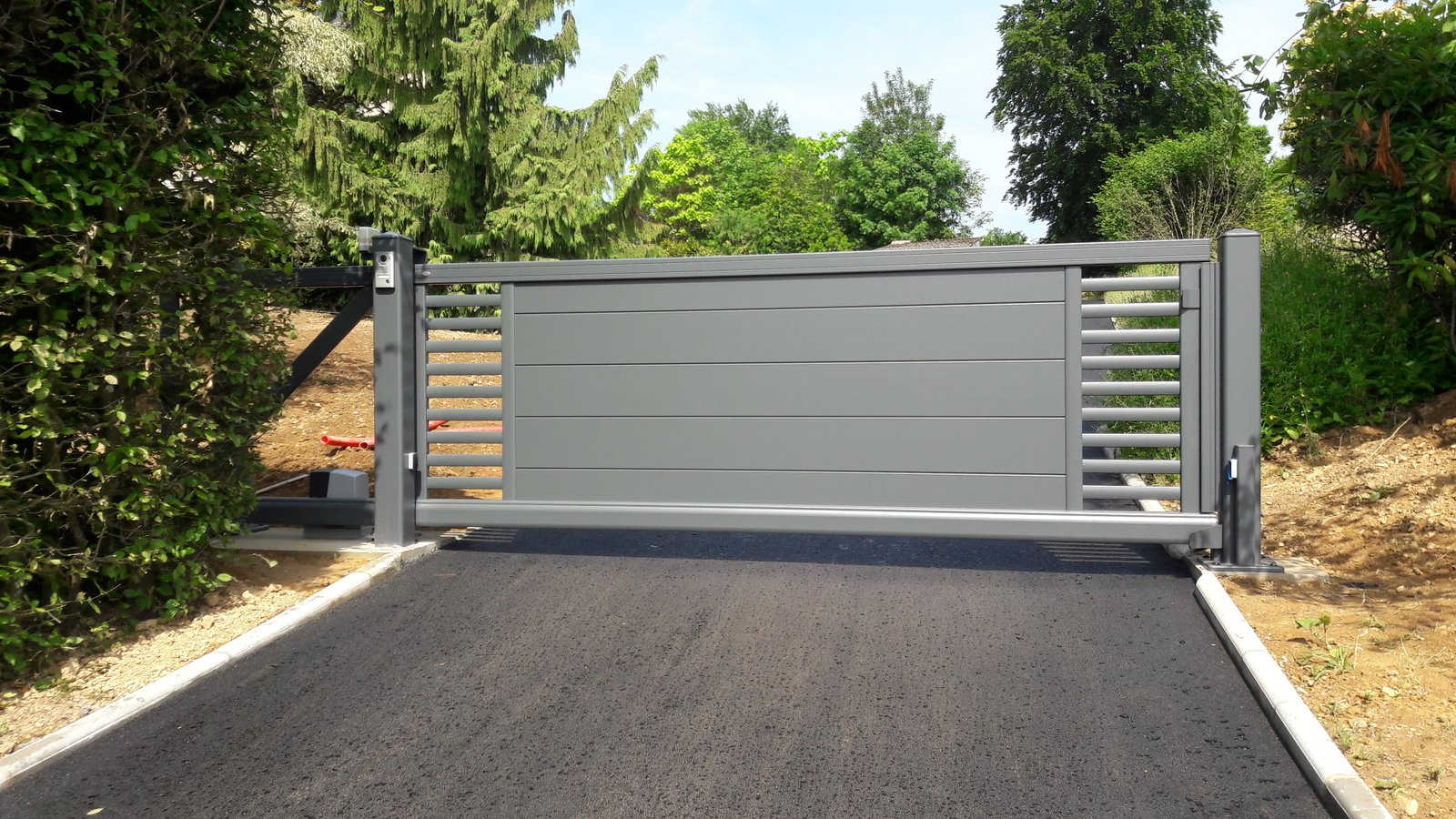 Portail coulissant aluminium anthracite motorisé — LG ALU Menuiserie