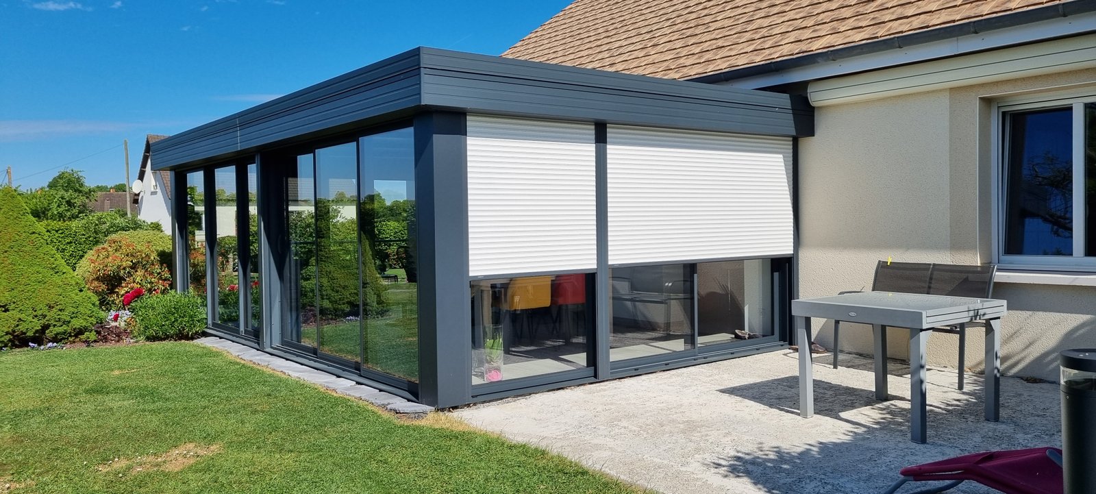 Véranda aluminium avec volet roulant blanc motorisé — LG ALU