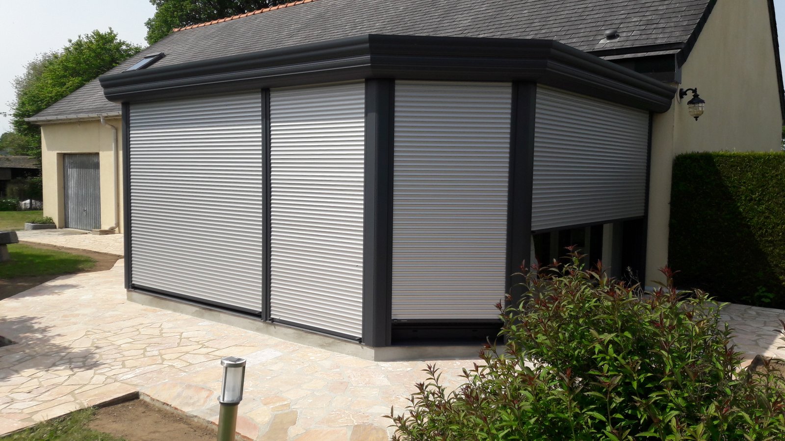 Véranda aluminium volets roulants fermés — LG ALU Menuiserie Messei